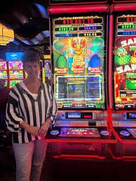 Colorful video slot reels with bonus round symbols on fanchai